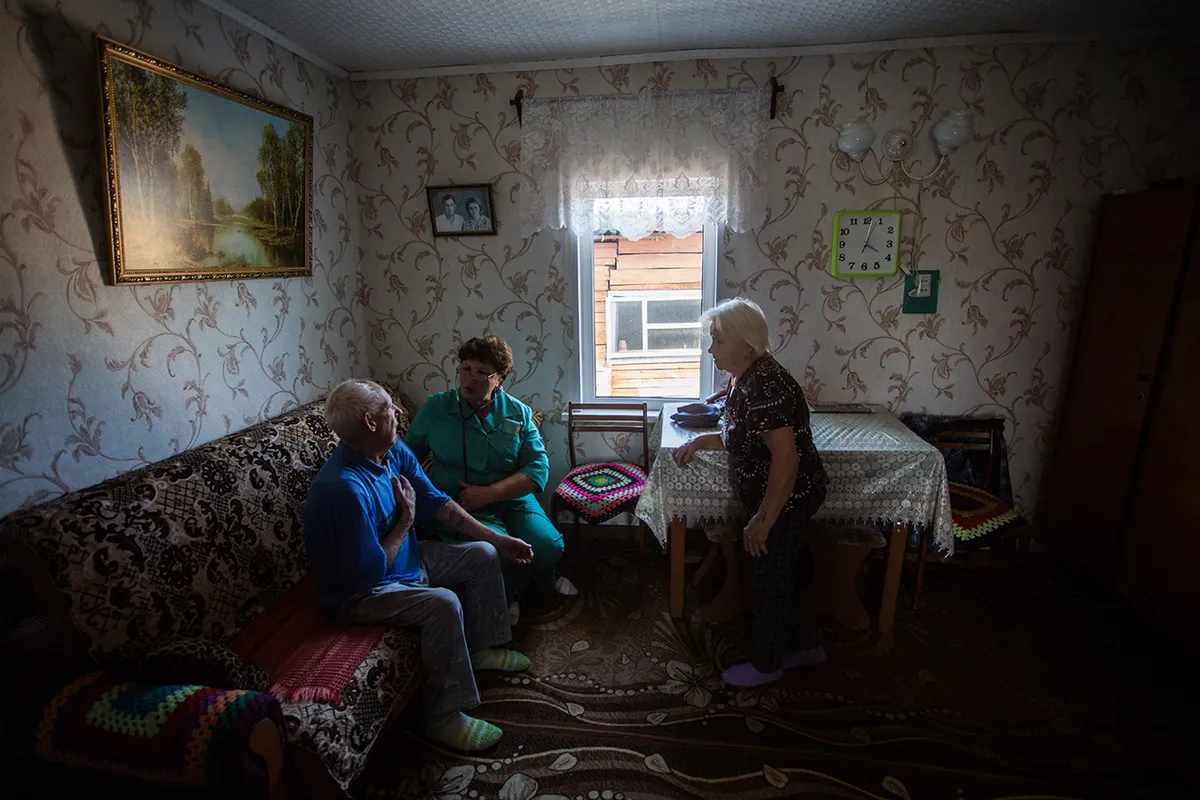 Сельский врач во время домашнего визита в селе Поречье Муромцевского района Омской области. Август 2017 года
