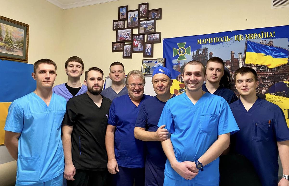 Травматолог Андрей Волна (в центре) с коллегами в Украине в 2023 году