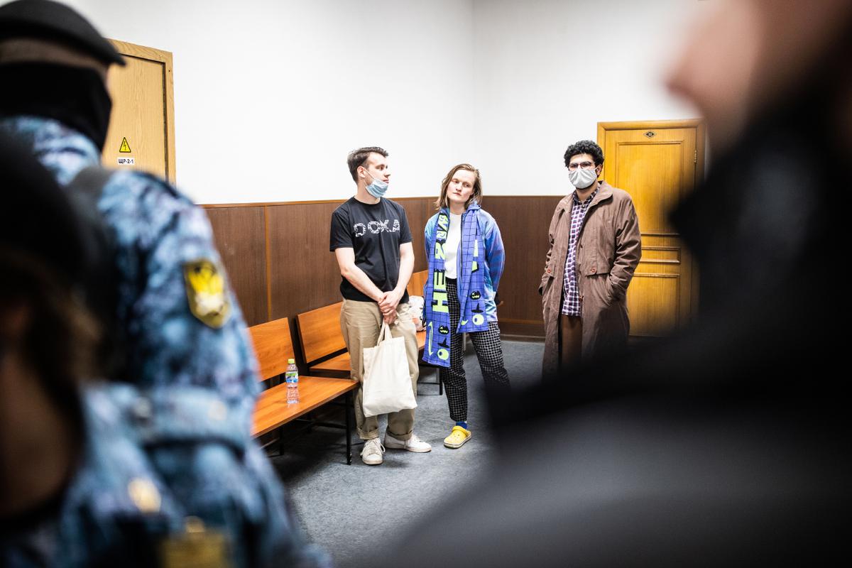 DOXA editors Vladimir Metelkin, Natalia Tyshkevich, Armen Aramyan at Basmanny court in Moscow on April 14th, 2021.