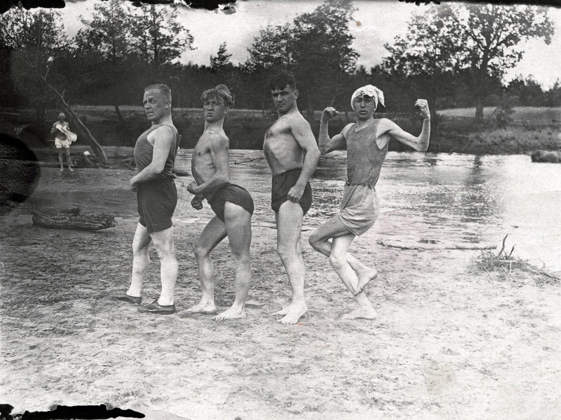 На обороте: «Ц. театр Красной Армии в лагерной поездке. Актеры на пляже. Бельский, Пирогов, Барташевсий, Петровский»