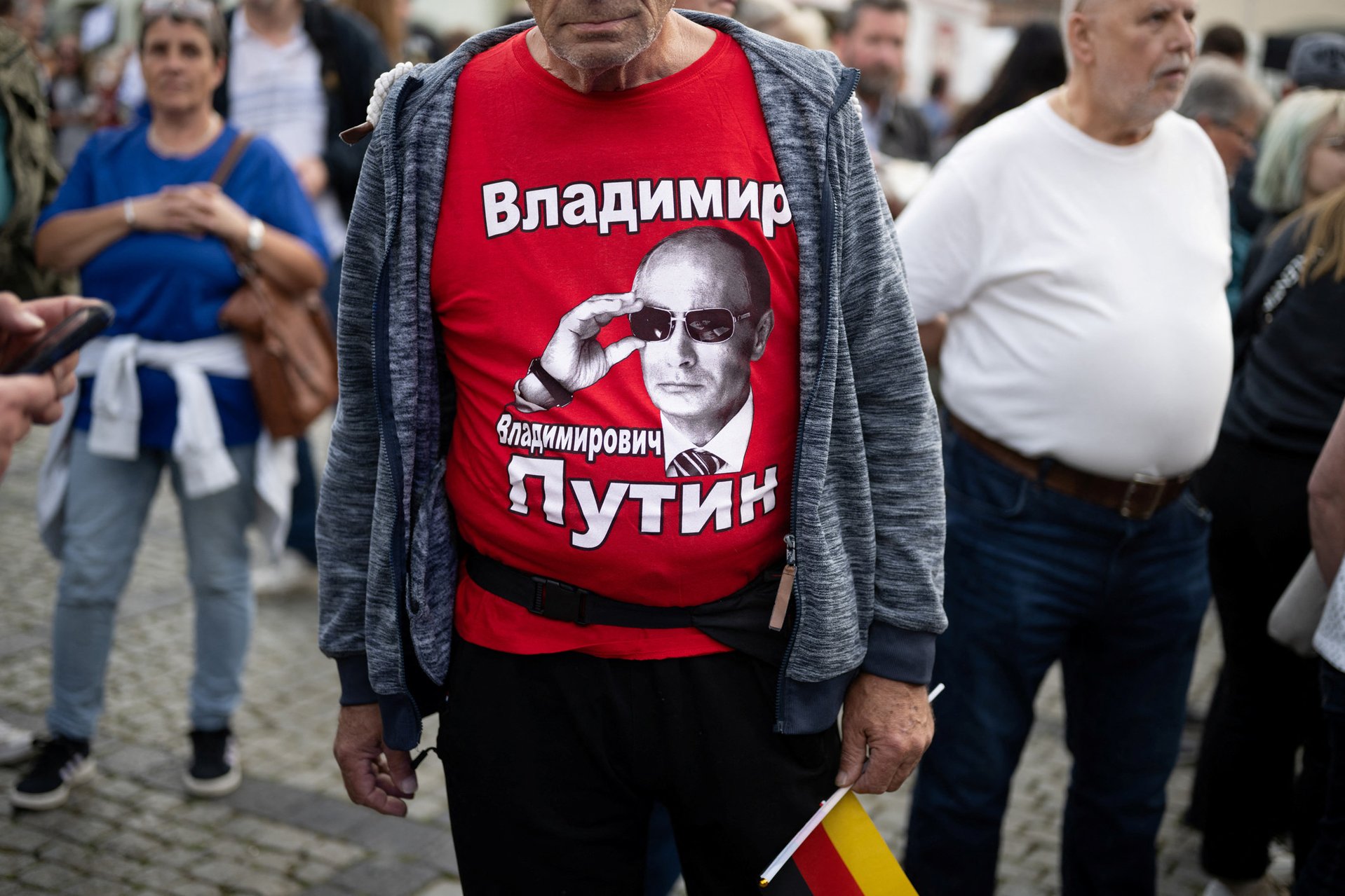 Участник предвыборного митинга АдГ в футболке с Владимиром Путиным. Наумбург, 24 августа 2026 года