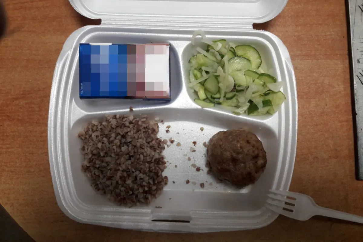 Employees are provided with recovery nutrition. According to the employee, they receive such a lunch box for the whole shift. A pack of cigarettes for scale