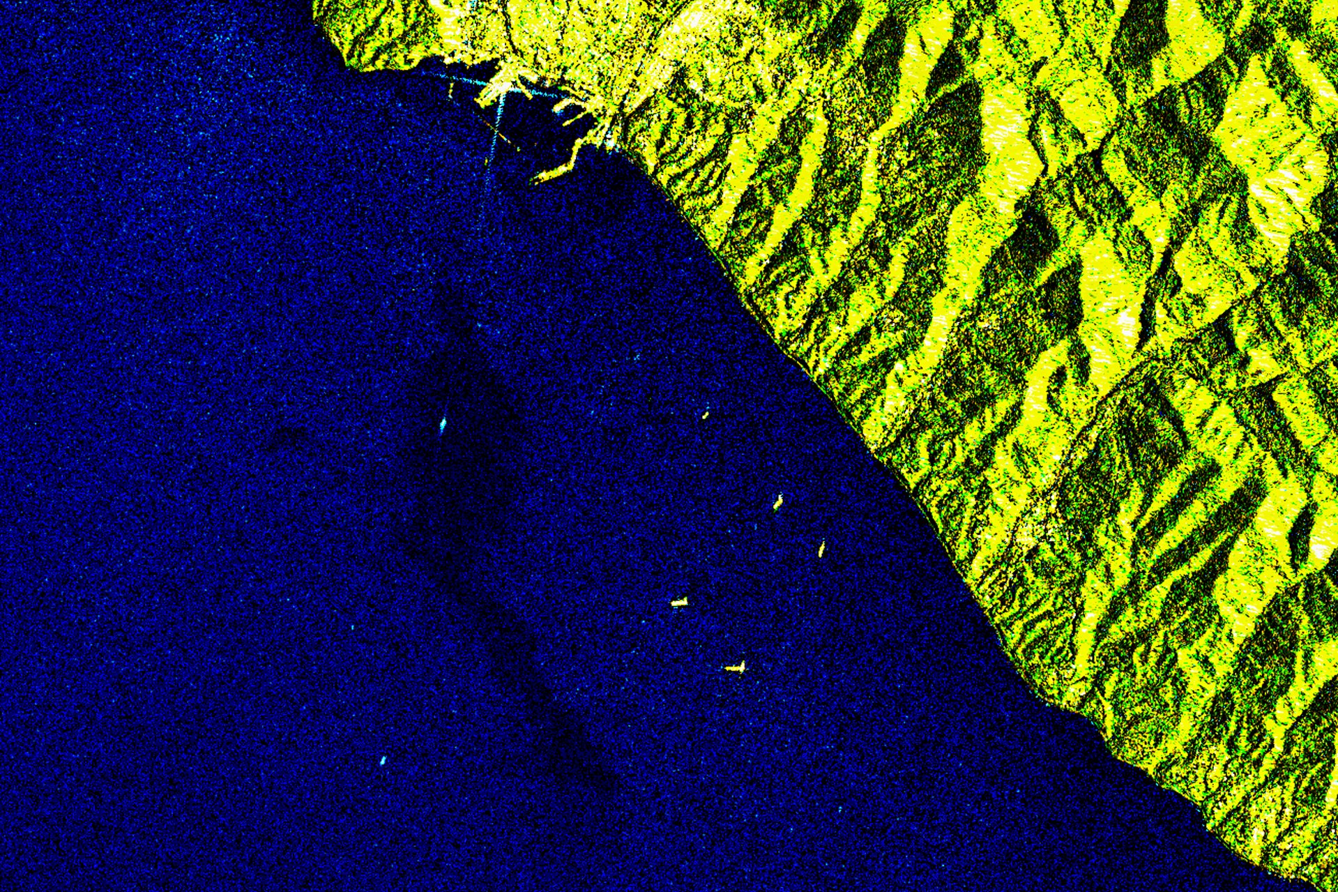 Нефтяное пятно у побережья Туапсе. Разлив нефтепродуктов произошел после удара украинских беспилотников по НПЗ. Снимок со спутника Sentinel 1A, 19 апреля 2026 года