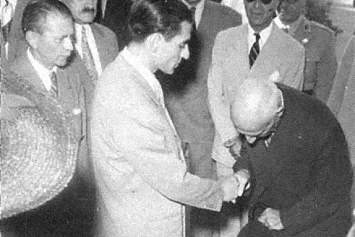 Шах Пехлеви (в центре) узнал о свержении своего соперника Мосаддыка (справа), уже сбежав в Италию