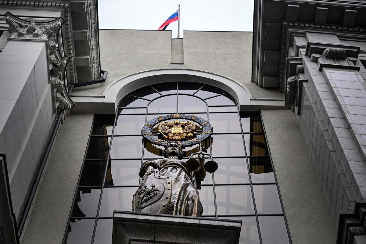 Вход в здание Верховного суда РФ