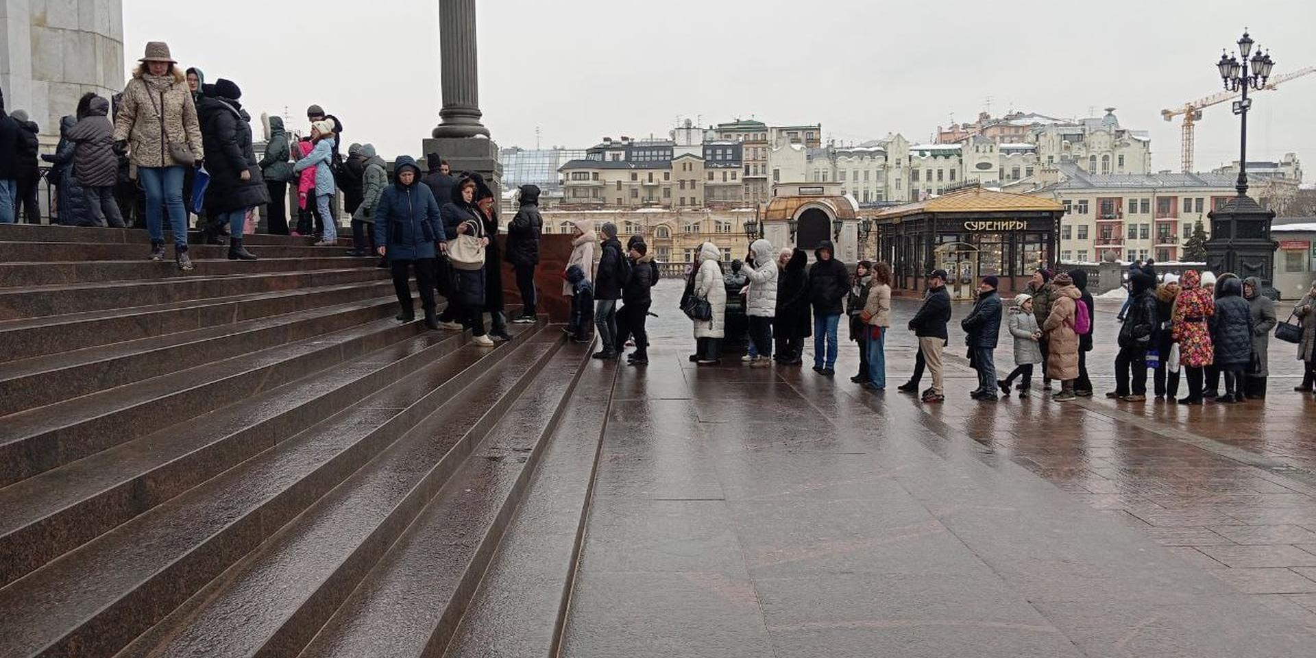 У храма Христа Спасителя в Москве образовалась очередь из желающих почтить память Алексея Навального на девять дней