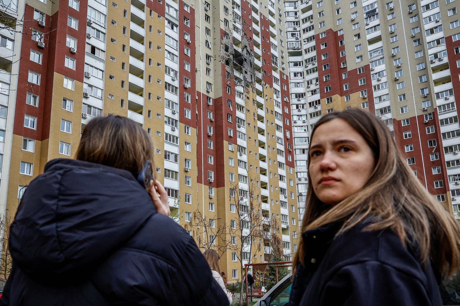 Жители дома, по которому ударил беспилотник, Киев