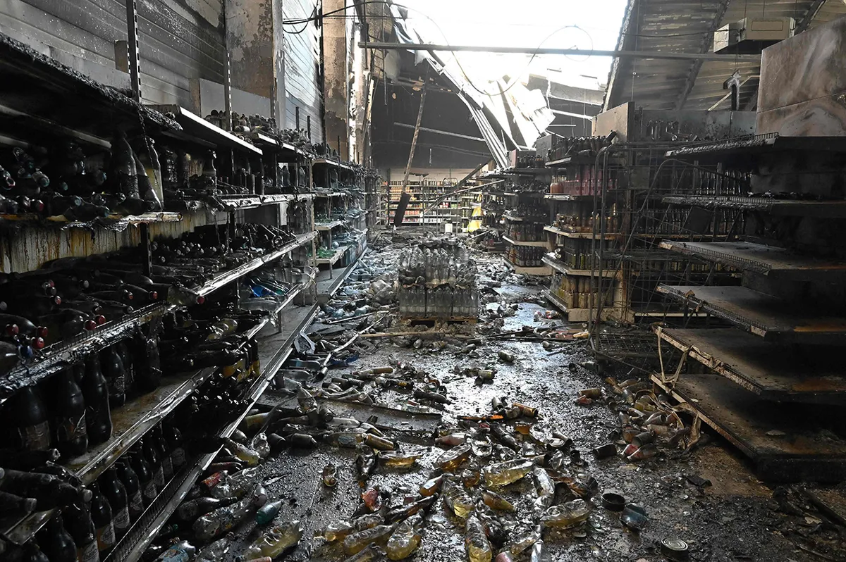Обгоревшие товары в торговом центре «Амстор» в Кременчуге после попадания в него двух ракет 27 июня 2022 года. Минобороны России заявило, что удар был нанесен по складу боеприпасов рядом. В результате обстрела погибли 13 человек, более 40 получили ранения.