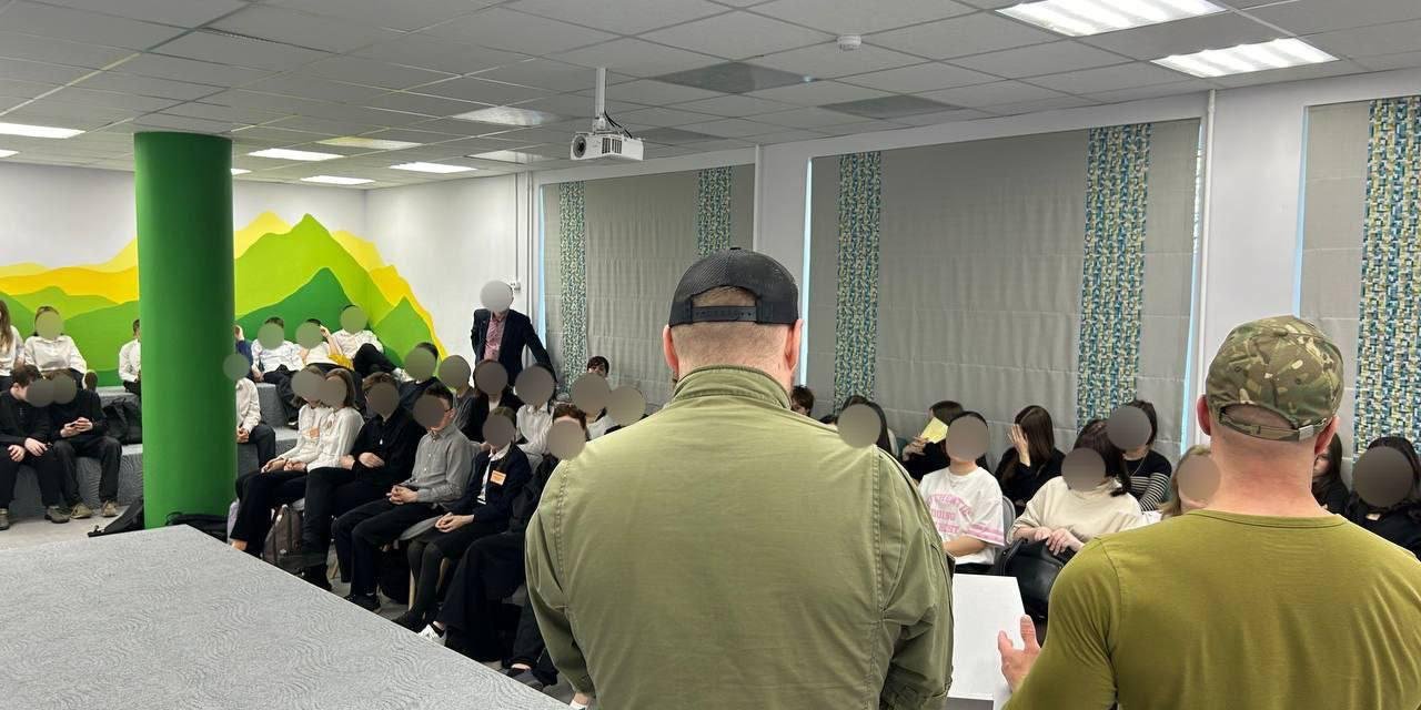 Глава неонацистской ДШРГ «Русич» Алексей Мильчаков выступил перед школьниками на «Уроке мужества»