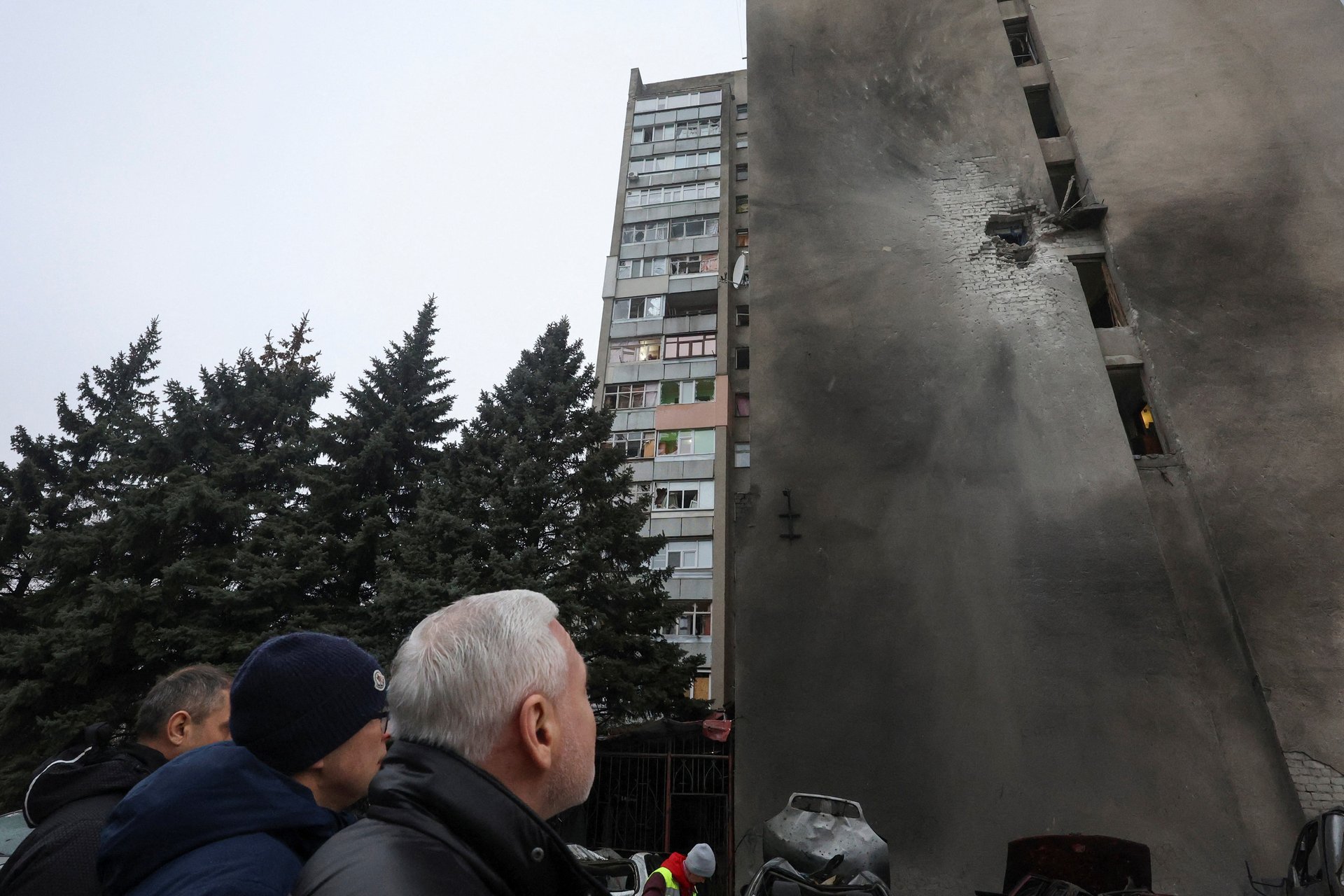 Около 15 человек ранены в результате российского обстрела Харькова в ночь на 26 февраля. На фото: один из поврежденных домов