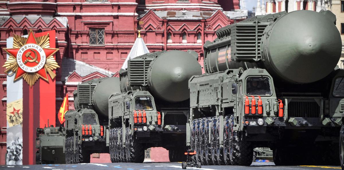 Самоходные пусковые установки российского стратегического ракетного комплекса «Ярс» во время парада на Красной площади.