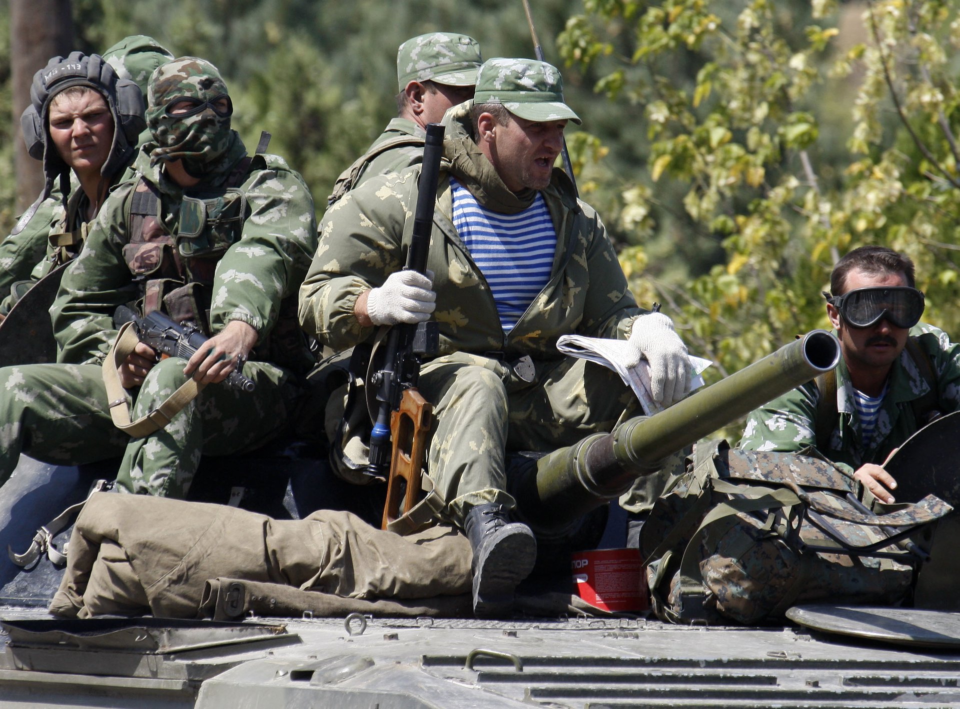 Российские военнослужащие на броневике вблизи Гори
