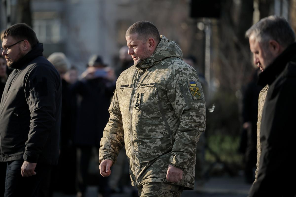 Главком Валерий Залужный избегает высказываться на политические темы. Но и высказываний на военные темы — что нужно переходить к обороне — достаточно, чтобы украинцы увидели в нем альтернативу Владимиру Зеленскому