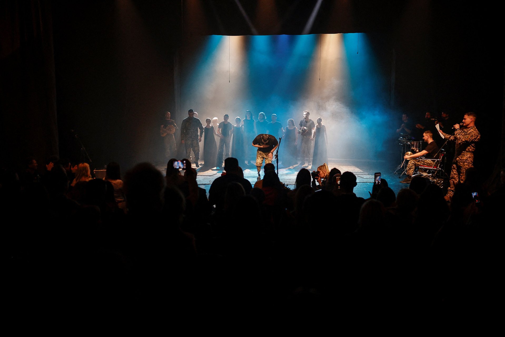 Во время премьеры спектакля актеры выступали под живой аккомпанемент Тараса Козуба и других музыкантов труппы. Киев, 4 декабря 2025 года