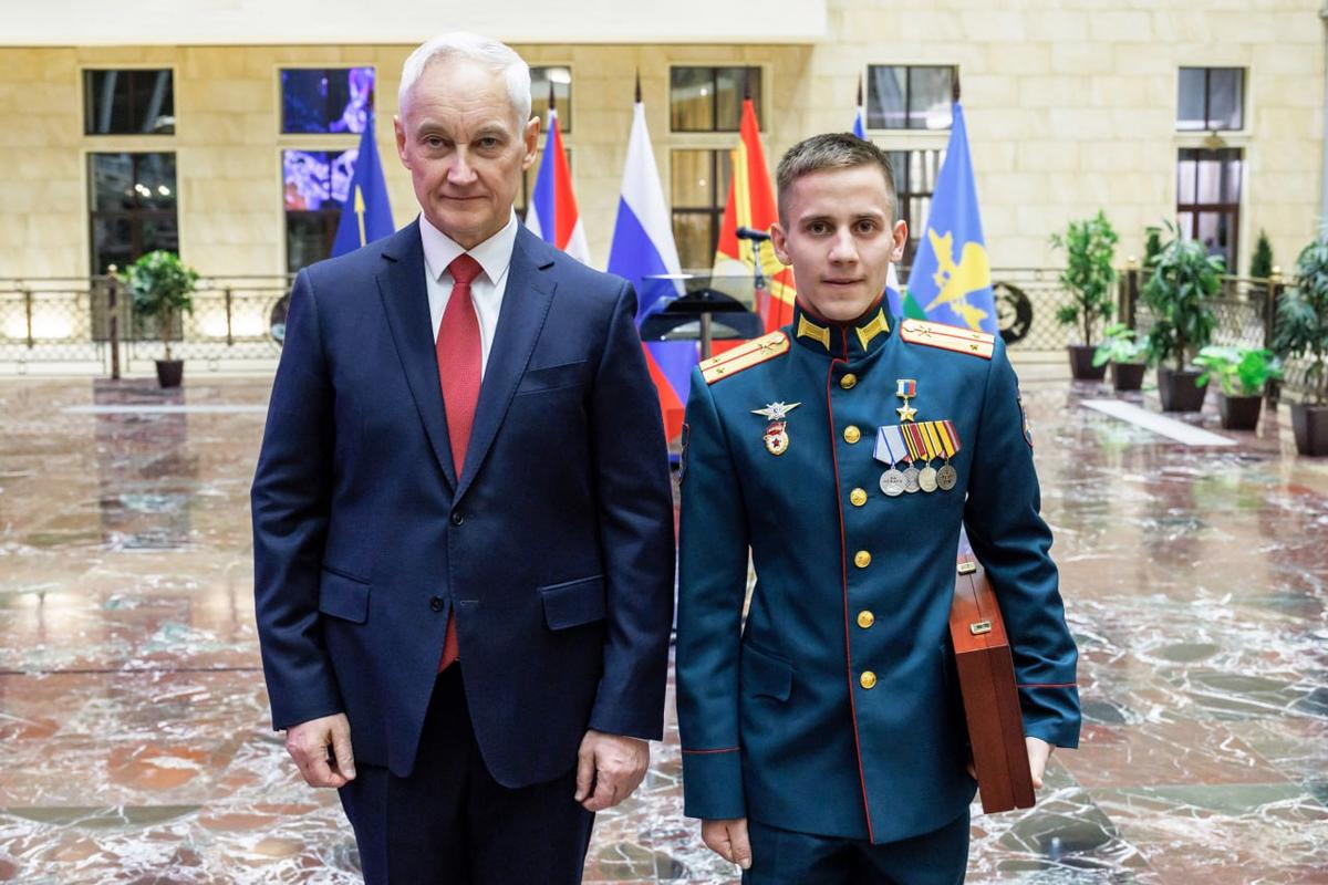Томский мобилизованный Дмитрий Чеботарь на церемонии награждения с министром обороны РФ Андреем Белоусовым