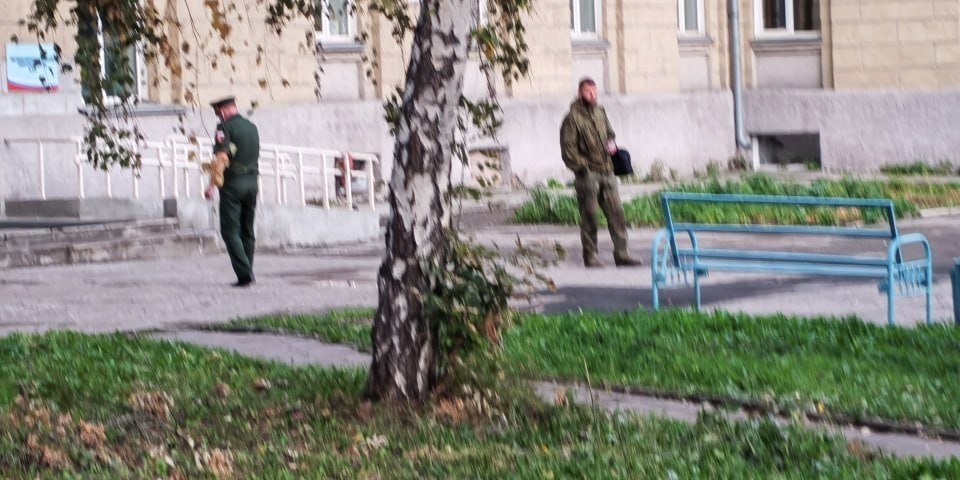 В Новосибирске избиратель сообщил о выдаче повесток возле участка
