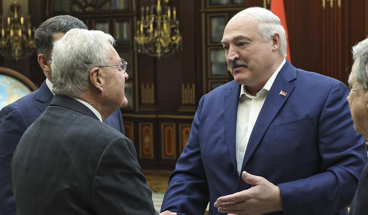 Alexander Lukashenko (right) is trying to distance himself from Russia and move closer to the West (left, US presidential envoy Keith Kellogg)