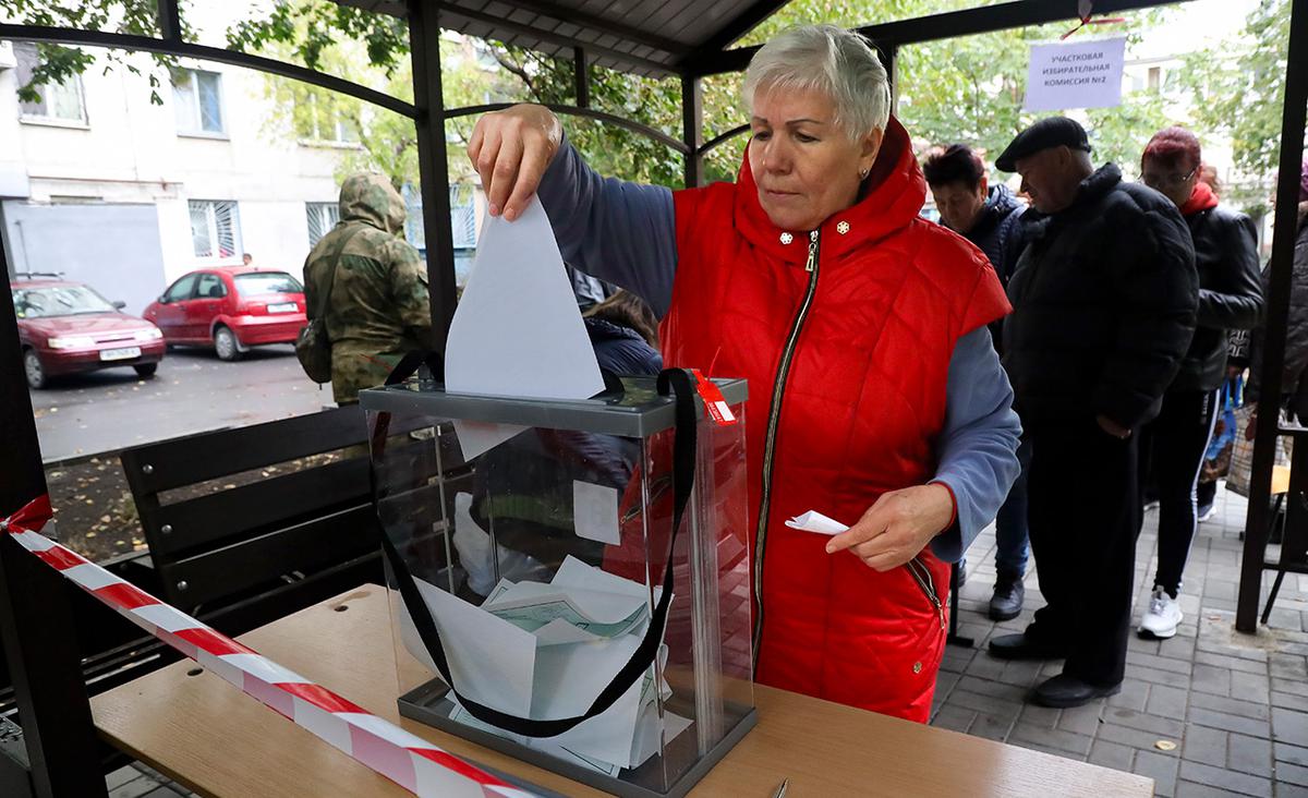 Голосование на мобильном избирательном участке в Мариуполе