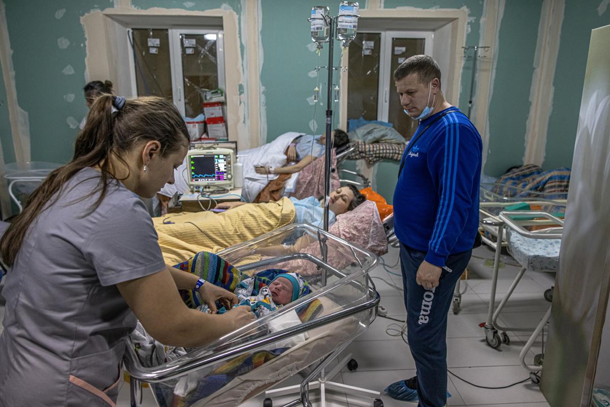 Подвал роддома в Киеве тоже стал бомбоубежищем для детей и рожениц. 2 марта 2022 года 