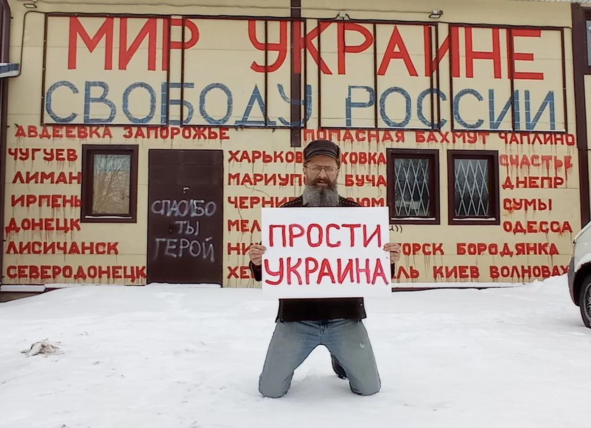 Антивоенный пикет предпринимателя Дмитрия Скурихина в селе Русско-Высоцкое в Ленобласти