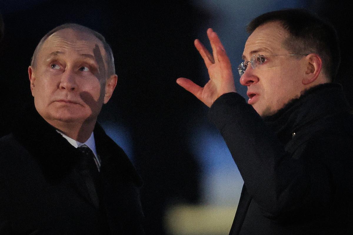 Владимир Путин и Владимир Мединский на церемонии открытия памятника мирным жителям, погибшим в годы Великой Отечественной войны, деревня Зайцево Ленинградской области, 27 января 2024 года