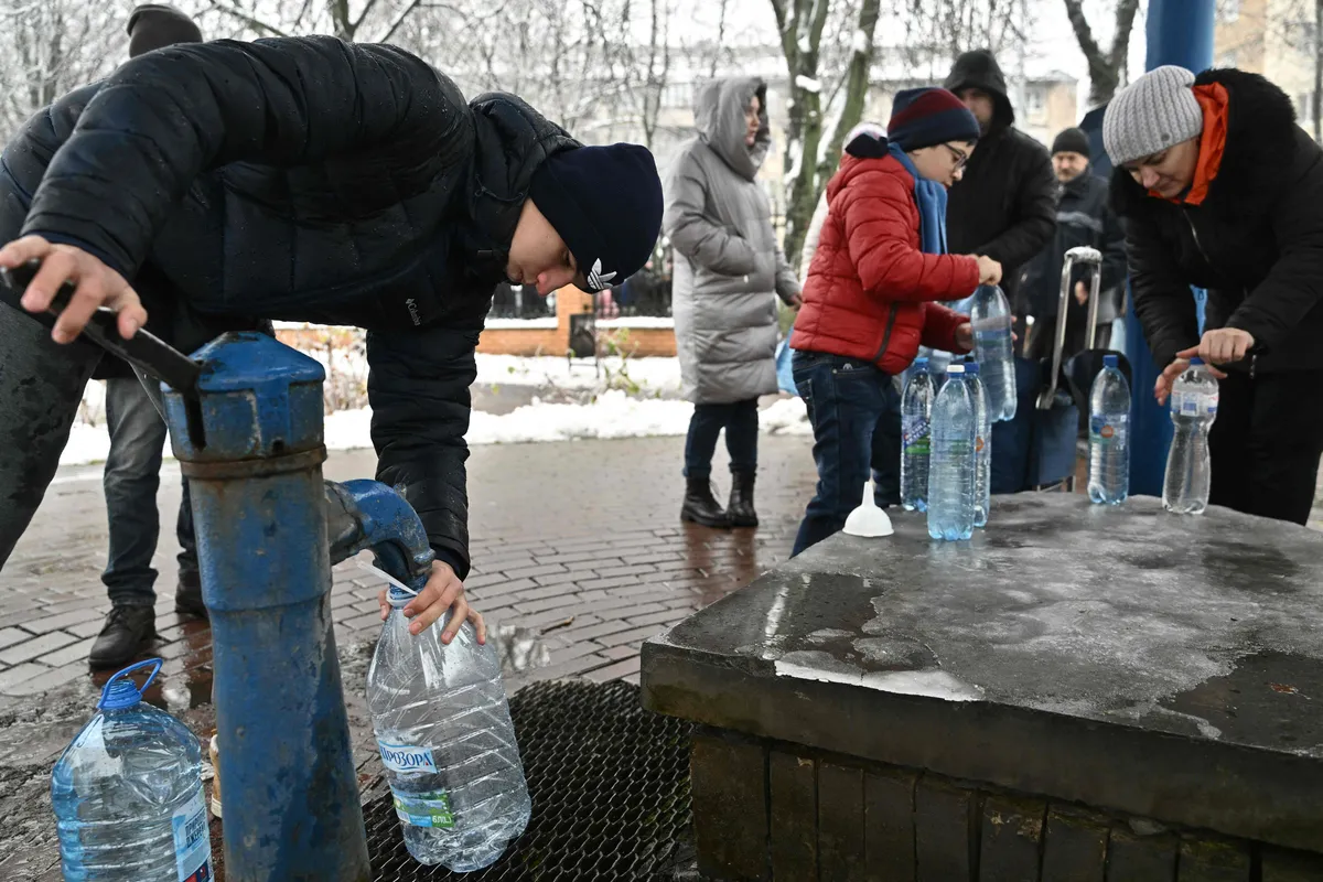 Киевляне набирают воду из колонки