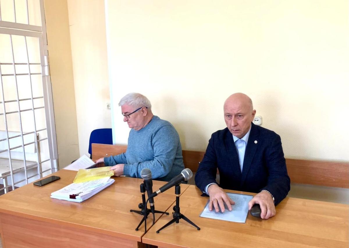 Суд над Олегом Кабовым (справа) начался в апреле