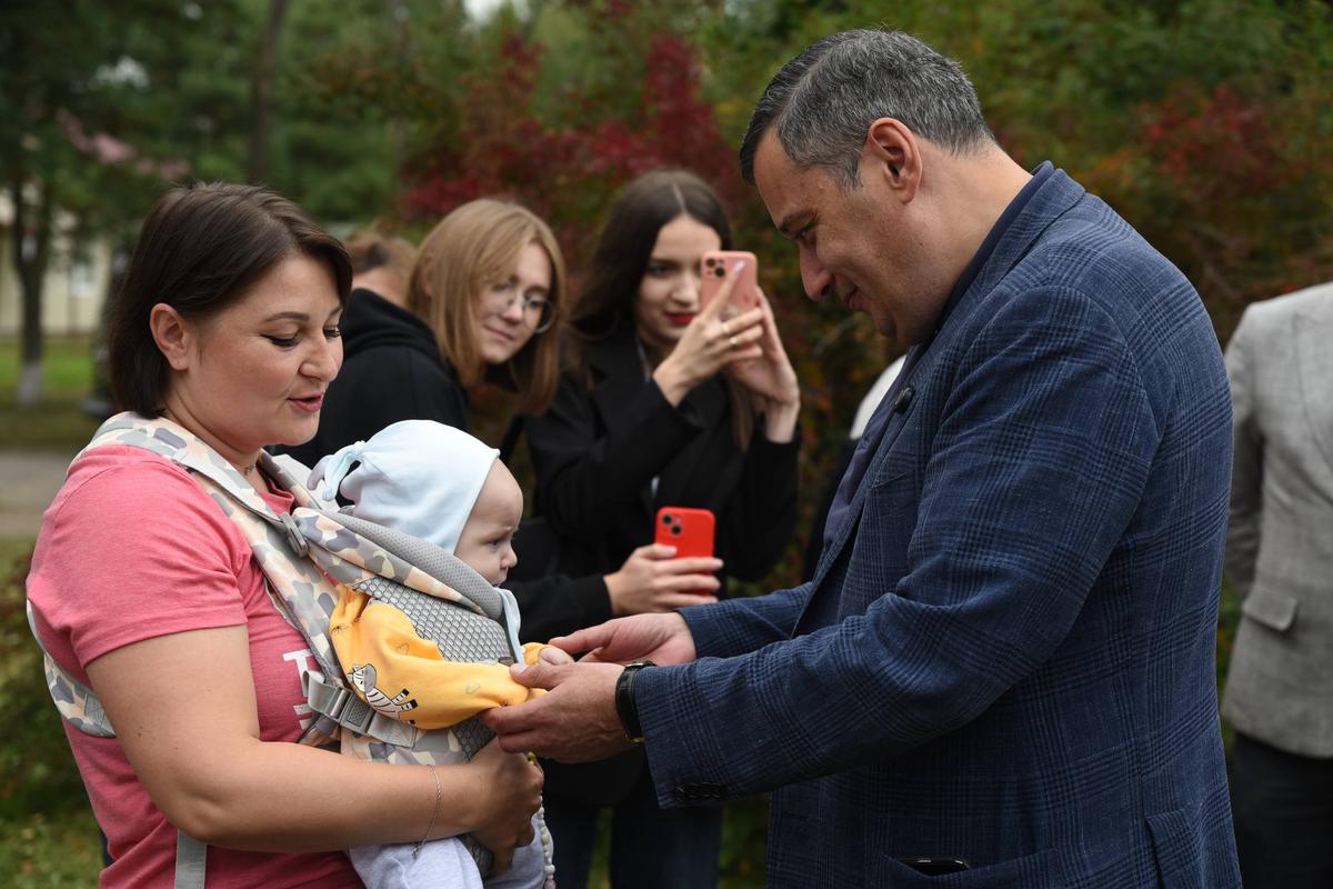 Александр Хинштейн с местными встречается регулярно