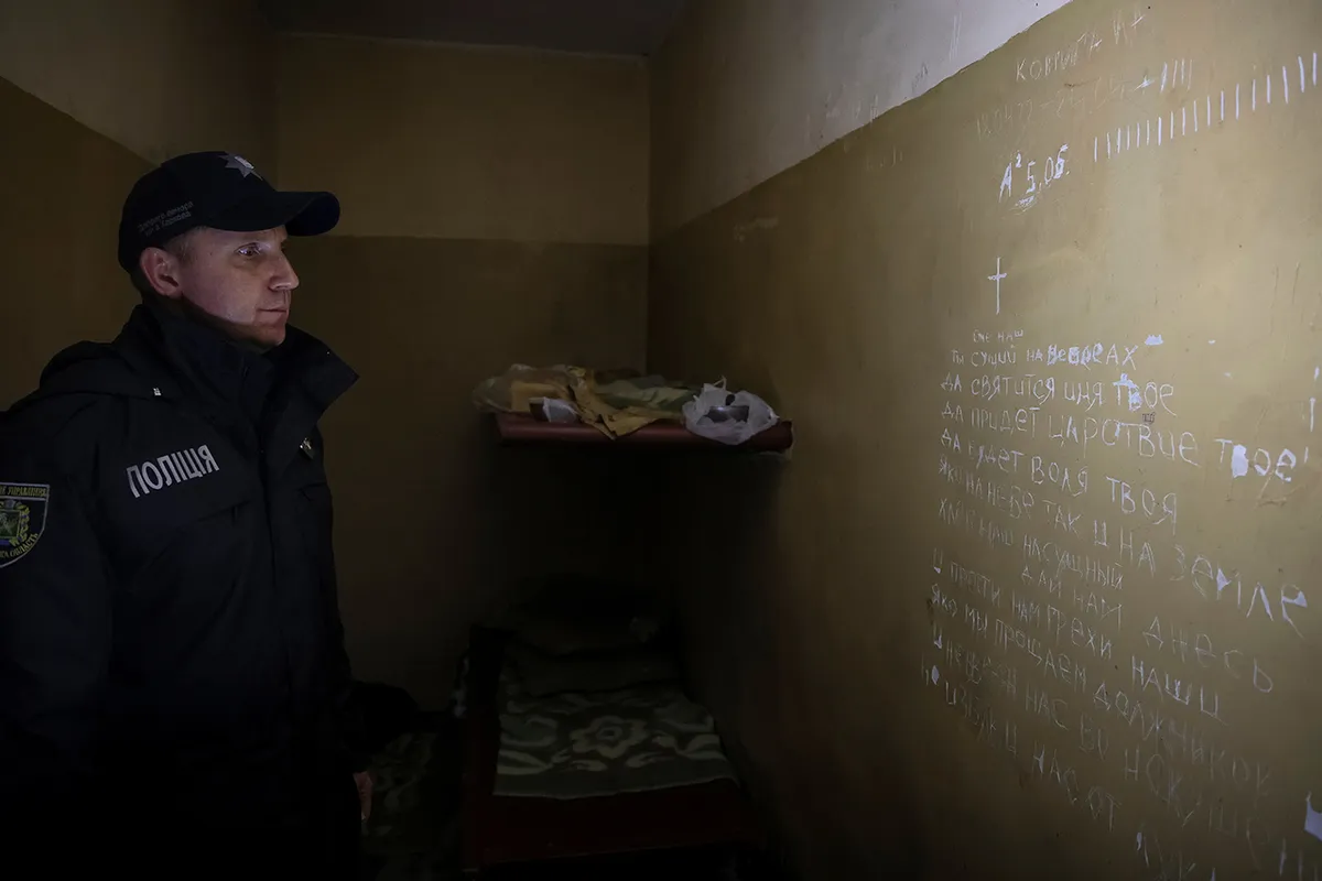 Текст «Отче наш», выцарапанный на стене камеры в полицейском участке в Балаклее, где держали в плену и пытали местных жителей