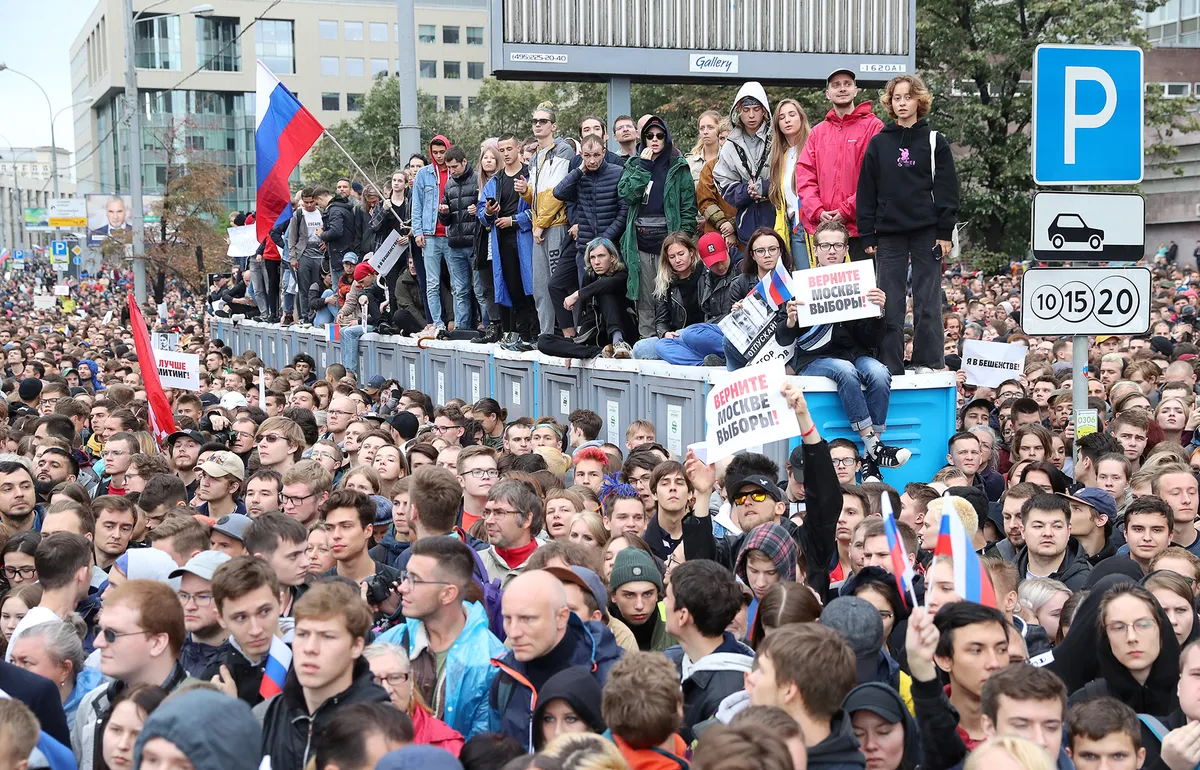 Участники акции в поддержку независимых кандидатов в депутаты Мосгордумы на проспекте Сахарова, август 2019 года