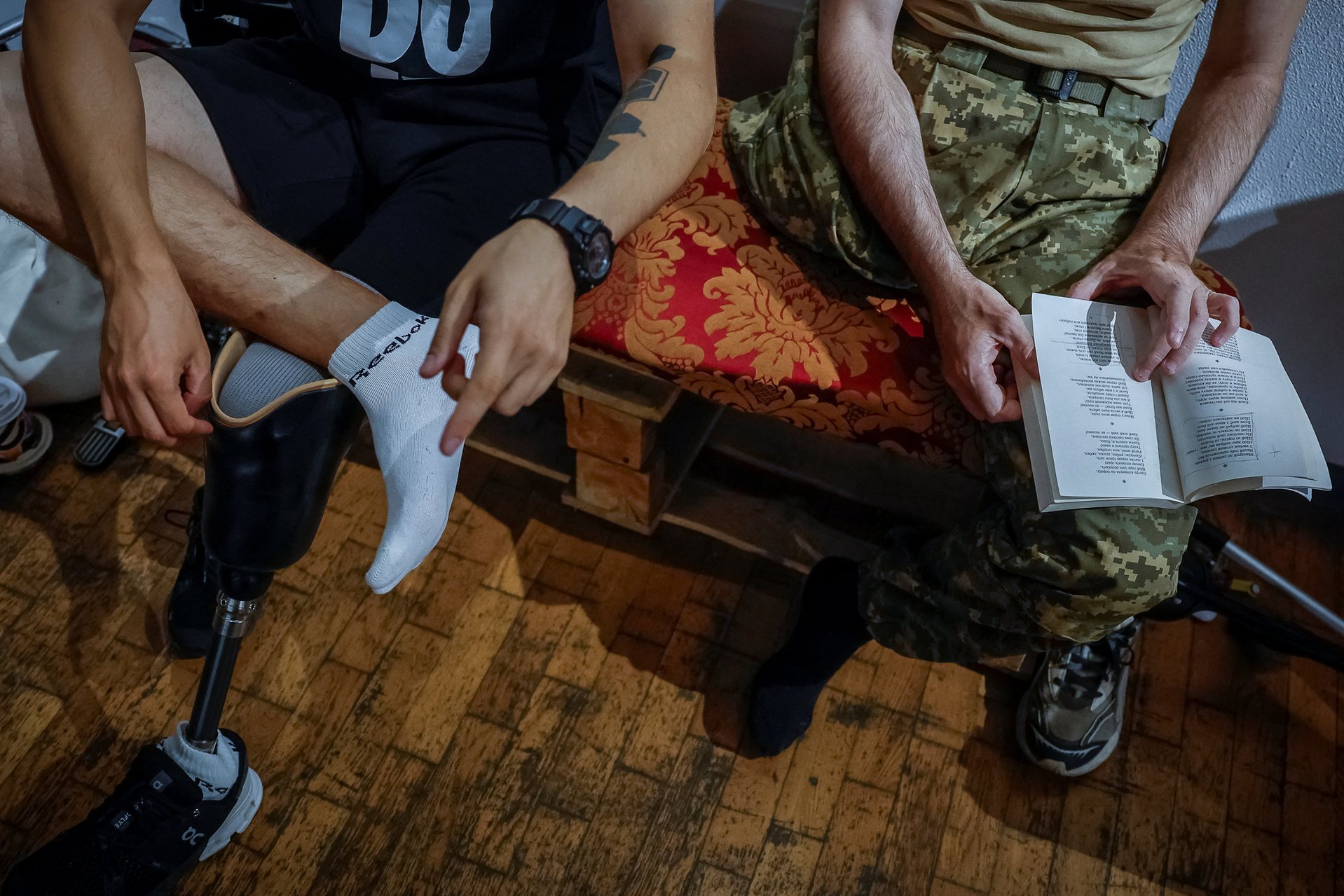 Роман Трохименко (справа) и его коллега по труппе Иван Вои нов читают оригинал «Энеиды» Котляревского перед репетицией. Киев, 7 сентября 2025 года