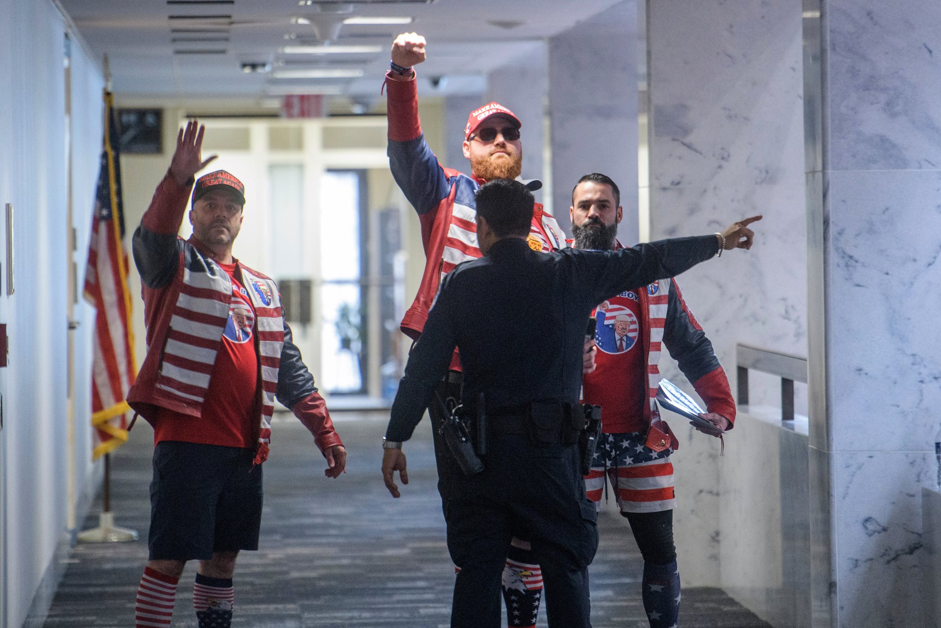 Сторонники Трампа пытаются пробиться на закрытое заседание комитета Сената по разведке, январь 2026 года