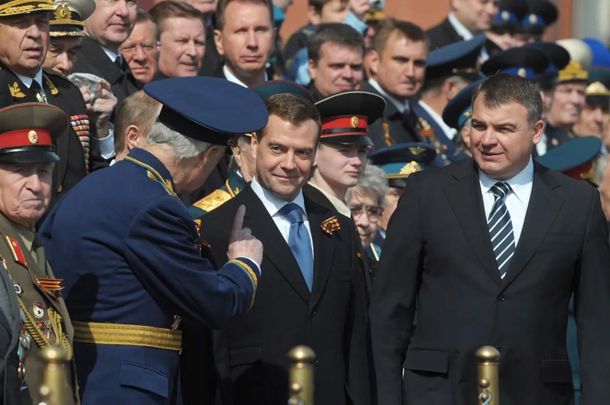 Анатолий Сердюков (справа от Дмитрия Медведева) на параде 