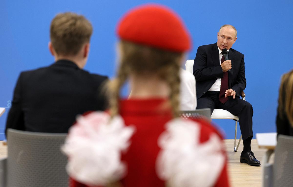 От «разговоров о важном» не отвертеться. Урок проводит Владимир Путин