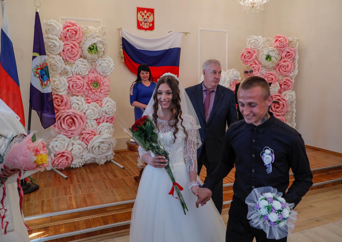 Исполняющий обязанности мэра Бердянска Александр Сауленко принимает участие в регистрации браков во Дворце бракосочетаний в Бердянске, Украина, 30 апреля 2022 года.