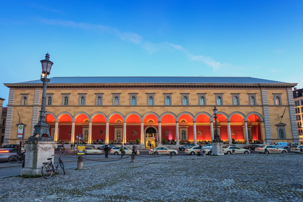 Дворец у оперы в Мюнхене выглядит обманчиво скромно