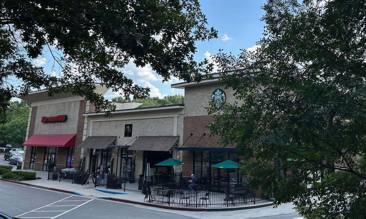 Бизнесмен, продавший этот торговый центр в Атланте Сергею Хотимскому за 5,6 млн долларов, заявил, что никогда не встречался с покупателем. Хотимский предложил ему самую высокую цену через брокера 