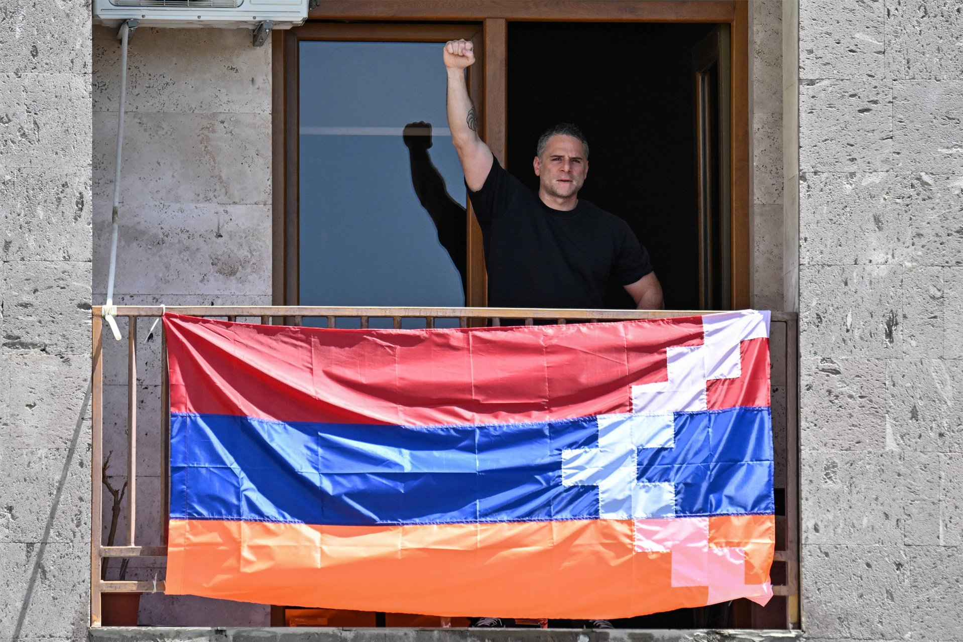 Мужчина на балконе с флагом Нагорно-Карабахской Республики в Ереване, 6 июня
