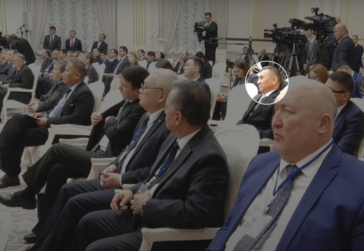 Хабибула Абдукадыр в составе делегации Кыргызстана в Узбекистане, декабрь 2017 года. Вскоре после этой поездки одна из его компаний основала транспортную фирму вместе с узбекистанским правительством
