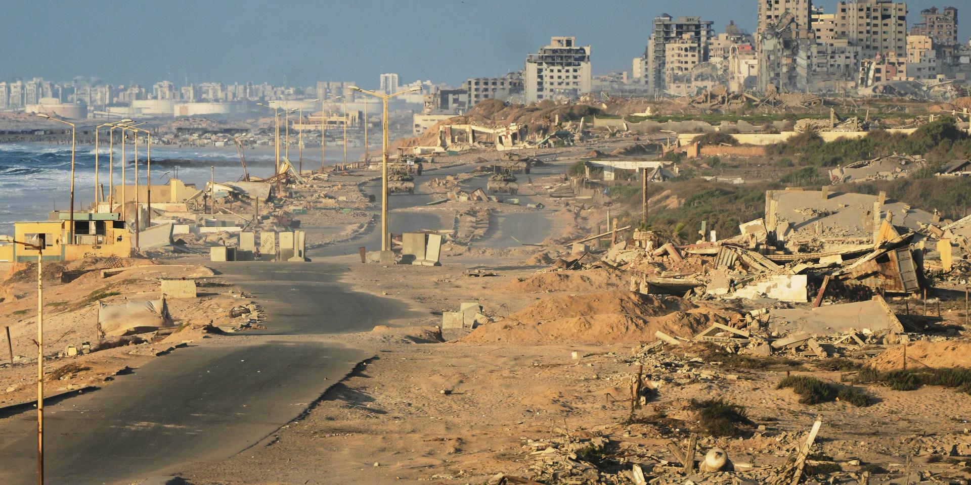 Путин мирится с Алиевым. Трамп мирит ХАМАС и Израиль за сутки до нобелевки. Рабочих сокращают