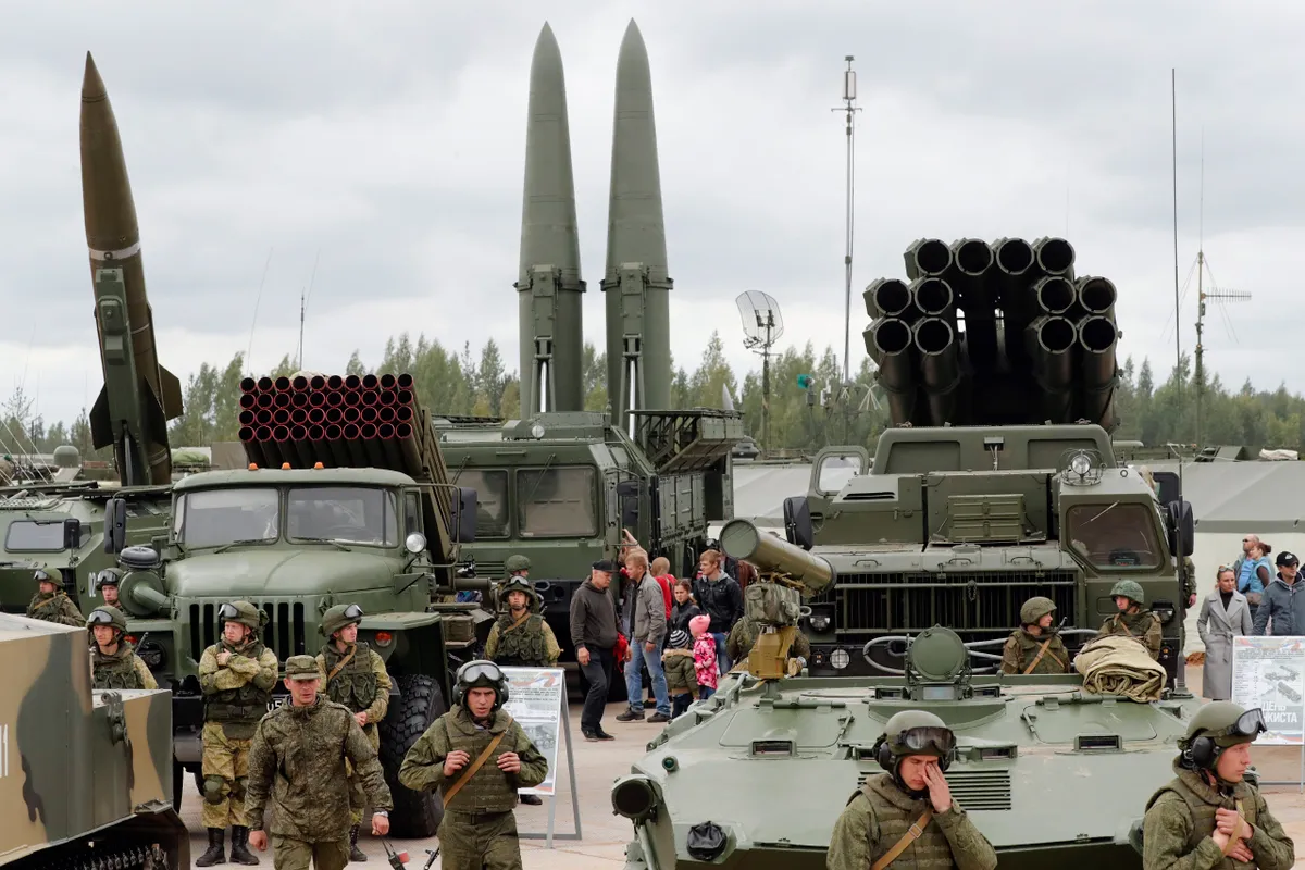Посетители осматривают российскую тактическую баллистическую ракету ОТР-21 «Точка-У», реактивную систему залпового огня БМ-21 «Град», тактическую баллистическую ракету 9К720 «Искандер-М» и реактивную систему залпового огня БМ-30 «Смерч» на выставке военной техники, 9 сентября 2017 года