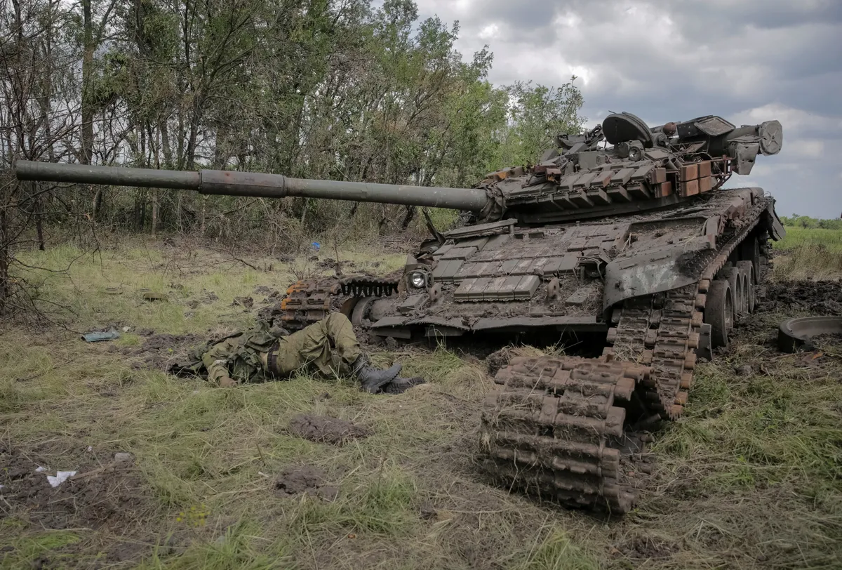 Погибший российский военный и уничтоженный танк под освобожденным ВСУ селом Сторожевое