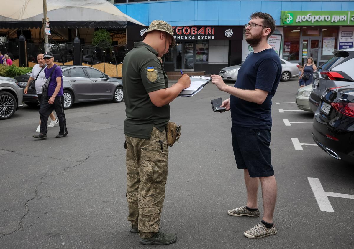 Те, у кого нет правильных документов, стараются на улицу не выходить. Киев, проверка, июль 2024 года