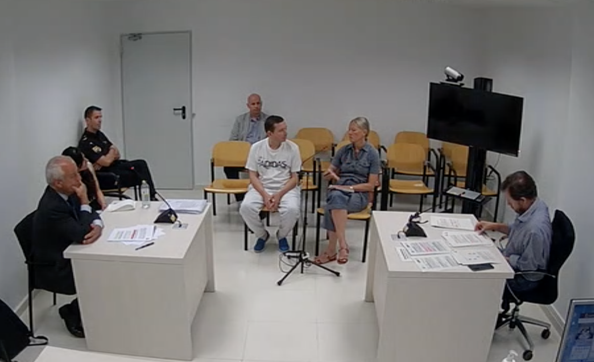 Дмитрий Артяков (в центре) на допросе в Испании