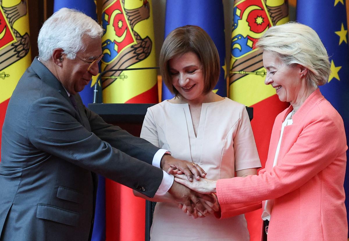 Moldova has firmly joined hands with the EU. President Maia Sandu between European Council President António Costa and European Commission President Ursula von der Leyen at the first Moldova-EU summit