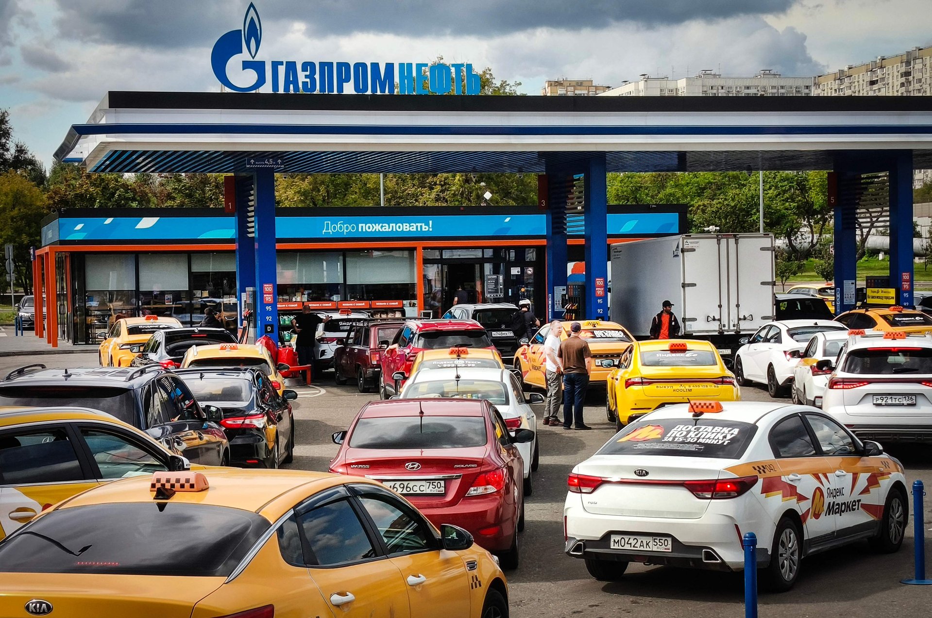 Очередь на заправке «Газпром нефти» в Москве