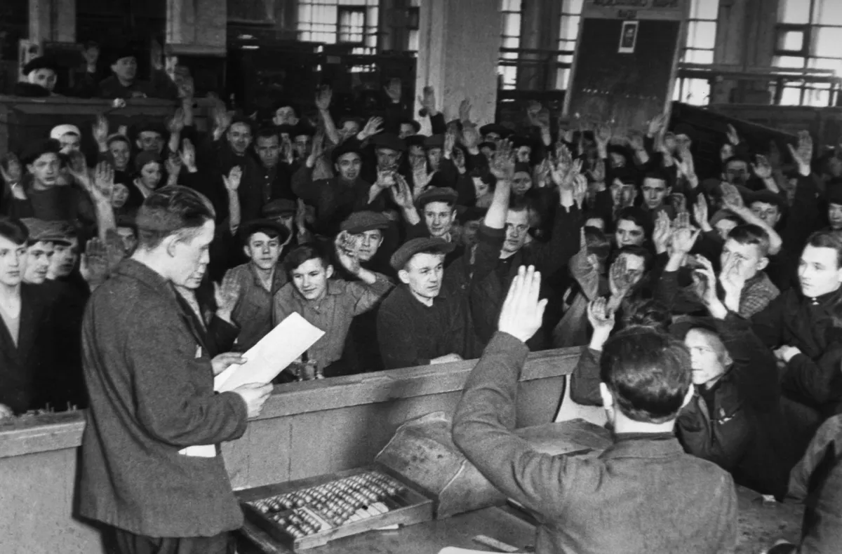 Рабочие завода «Динамо» принимают резолюцию с требованием расстрела «троцкистских шпионов». 1937 год.