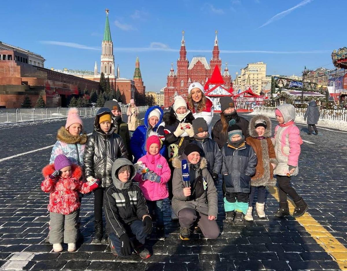 Mariupol children on Red Square after the concert in Luzhniki