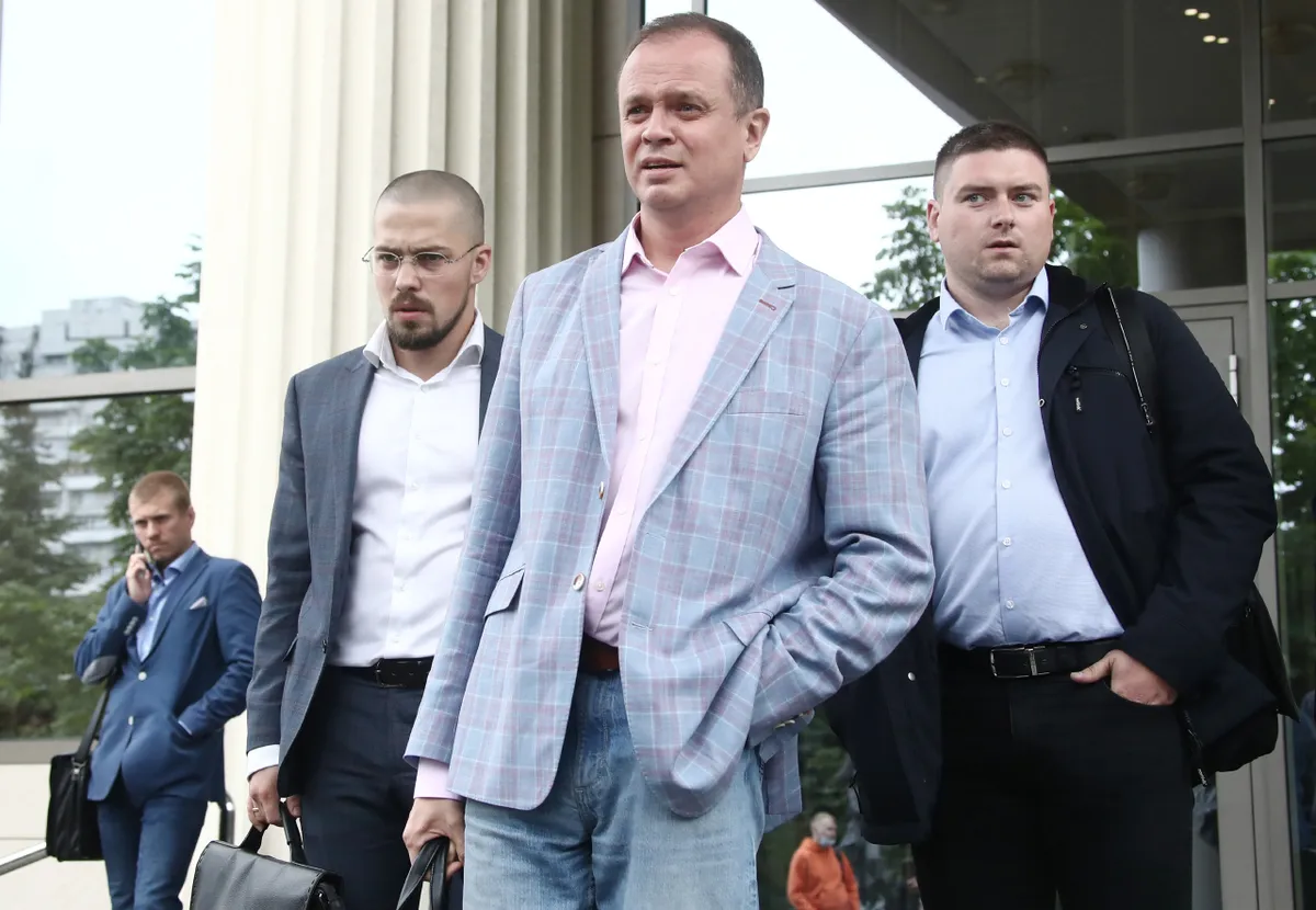 Адвокаты Ивана Сафронова Дмитрий Катчев, Иван Павлов и Даниил Никифоров (слева направо) у здания Мосгорсуда. Июль 2020 года