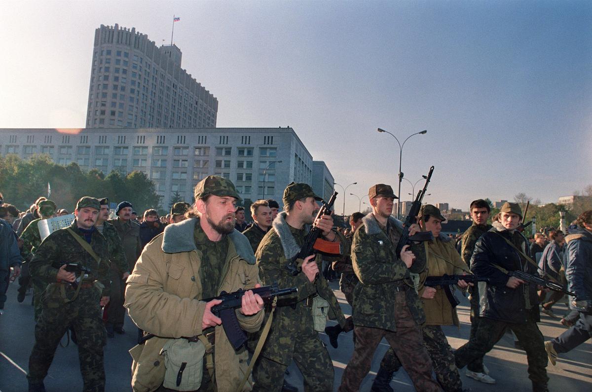 Вооруженные защитники Белого дома в октябре 1993-го